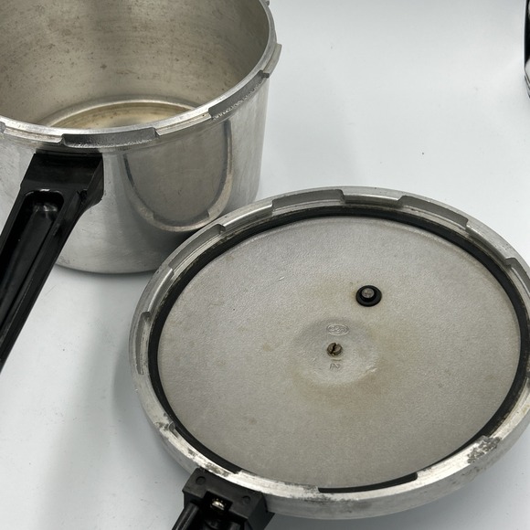 Presto Pressure Cooker 4 Quart A403A Vintage Missing  Jiggler 1970's - Picture 3 of 7
